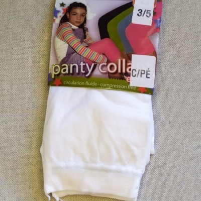 Meia-calça branca infantil em embalagem com imagem de menina e texto em português e francês