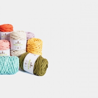 Rolos coloridos de fio para tricô com etiquetas D&C NOVA VITA