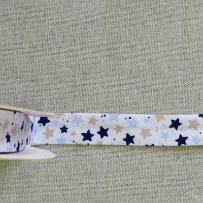 Fita decorativa com estrelas azuis e bege em fundo branco, Padrão 8