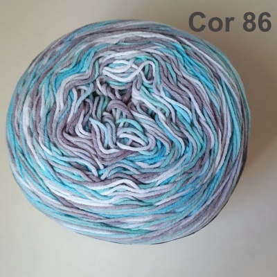 Novelo de fio multicolorido azul, branco e cinzento com texto 'Cor 86'