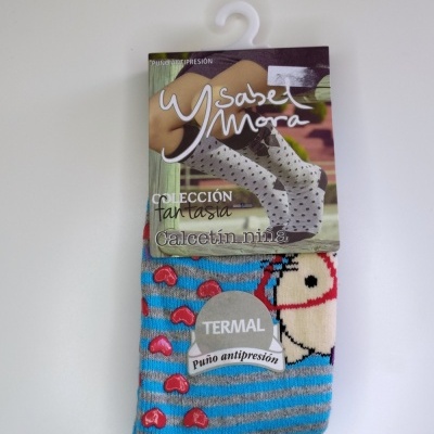Meias térmicas de criança azul às riscas com detalhes de ovelha e corações, embalagem Ysabel Mora