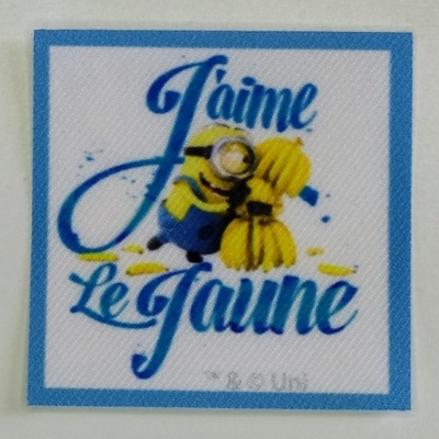 Etiqueta com Minion e texto J'aime Le Jaune num fundo branco com borda azul