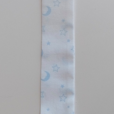 Clip para chupeta branco com padrão de luas e estrelas azuis
