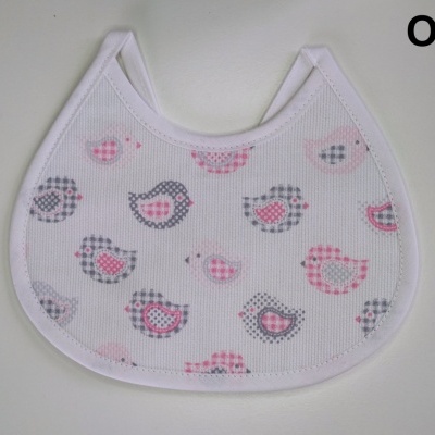 Babete de bebé branco com padrão de pássaros cor-de-rosa e cinza
