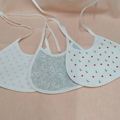 Babetes para bebé com padrões de estrelas, motivos cinza e âncoras