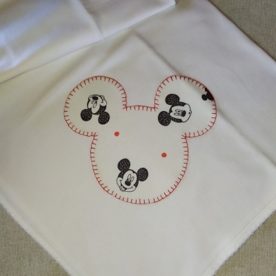 Fralda branca com bordado do Mickey Mouse e código FA7