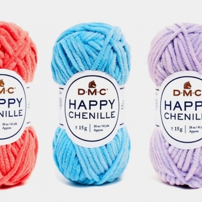 Três novelos de lã de chenille em cores laranja, azul e lilás com etiquetas DMC Happy Chenille
