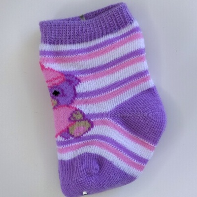 Meia de criança roxa com riscas e urso
