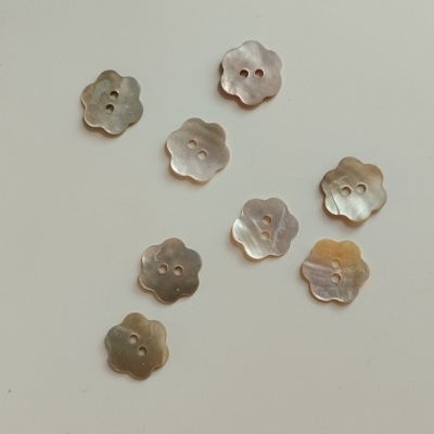 Oito botões em forma de flor transparente com dois orifícios