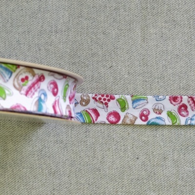 Fita decorativa de tecido com padrão de doces coloridos