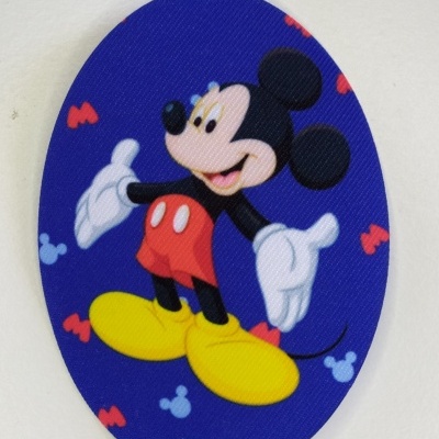 Adesivo oval com imagem do Mickey Mouse em fundo azul com silhuetas e letras M