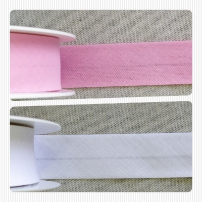 Rolos de fita cor-de-rosa claro e branca com textura