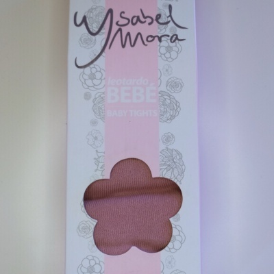 Embalagem branca e rosa com padrão de flores, par de collants cor rosa visíveis em forma de flor