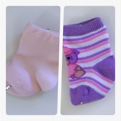 Dois pares de meias infantis, um rosa claro e outro com riscas lilases e rosa com ursinho