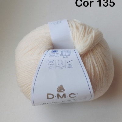 Novelo de lã branca da marca D.M.C com etiqueta branca