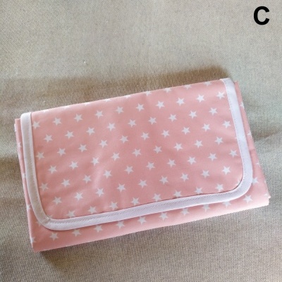 Carteira cor-de-rosa com estrelas brancas e bordas brancas sobre fundo bege