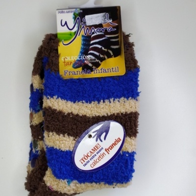 Meia infantil de franela às riscas castanhas, azuis e bege com etiquetas da marca