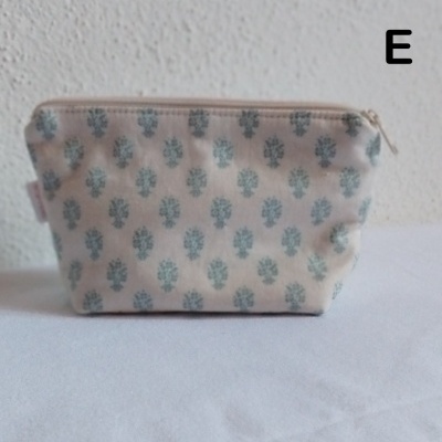 Necessaire retangular bege com padrão de folhas azuis escuras