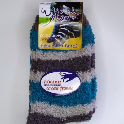 Meias de flanela infantil em riscas cinza, branco e azul com etiqueta Ysabel Mora