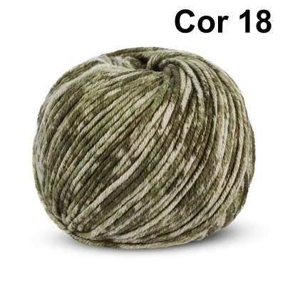 Novelo de fio de lã mesclado verde, branco e bege sobre fundo branco com texto 'Cor 18'