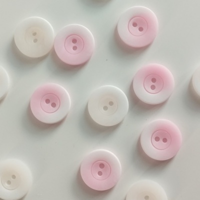 Botões redondos rosa e branco com dois orifícios