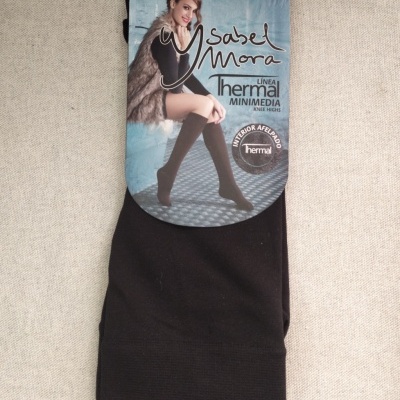 Meias Isabel Mora linha Thermal mini media DEN 140 pretas em embalagem azul com modelo