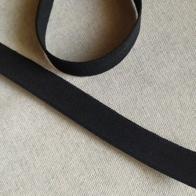 Fita têxtil preta sobre fundo claro com indicação 20 mm