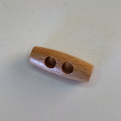 botão de madeira castanho claro com dois orifícios redondos