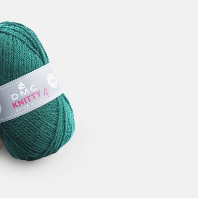 Dois novelos de lã DMC Knitty 4, verde escuro e bege claro, sobre fundo branco