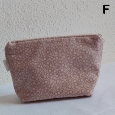 Estojo pequeno cor de rosa com padrão floral e fecho de correr topo