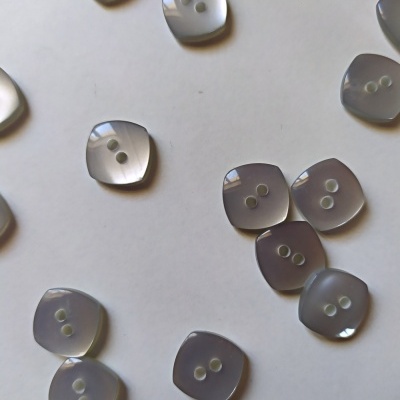 Botões quadrados cinza translúcidos com dois furos
