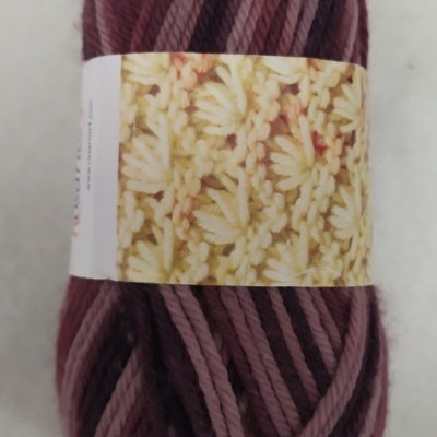 Novelo de lã roxa com etiqueta floral amarela e texto Cor 53