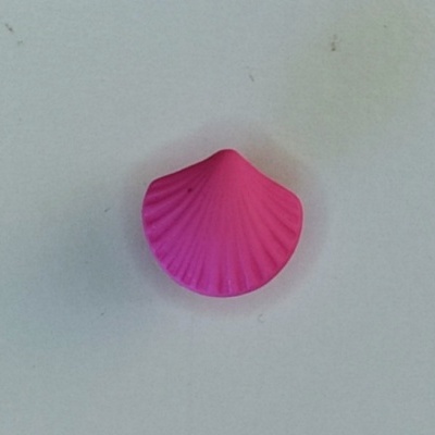 Escultura pequena rosa em forma de concha sobre fundo branco