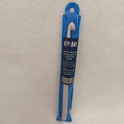 Agulha de crochet branca embalada em saco azul com rótulo