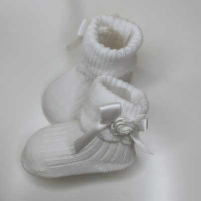 Meias brancas para bebé com flor e fita de cetim