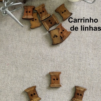 Botões em forma de carretéis de madeira com potes de vidro e texto 'Carrinho de linhas'