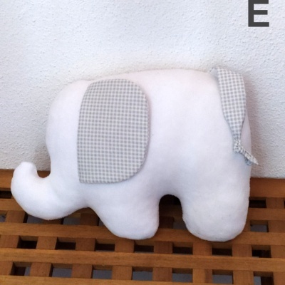Pelúcia de elefante branco com orelhas cinza de padrão quadrado