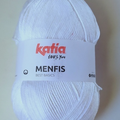 Novelo de linha branca Katia Menfis em fundo neutro