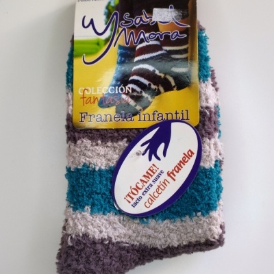 Meias de flanela infantis em azul, cinza claro e escuro com etiqueta da marca e cabide branco