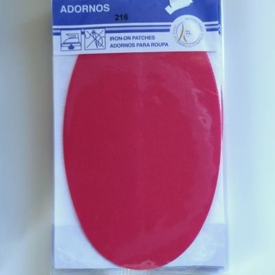 tacha vermelha oval para roupa, embalagem transparente com etiqueta azul e branca