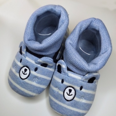 Chinelos de bebé azuis com rosto de urso bordado