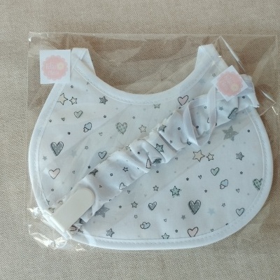 Babete branco com estrelas e corações, prendedor branco com estrelas, embalados em saco plástico