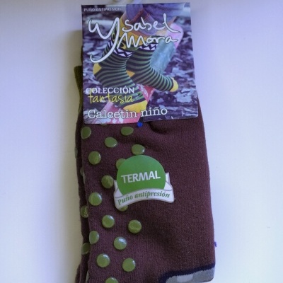 Meias castanhas de criança com bolinhas verdes e embalagem Isabel Mora