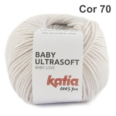 Novelo de lã creme claro com etiqueta branca com texto