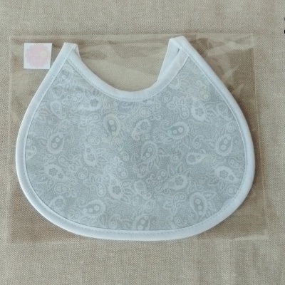 Babeiro branco em tecido transparente com padrão, tamanho S