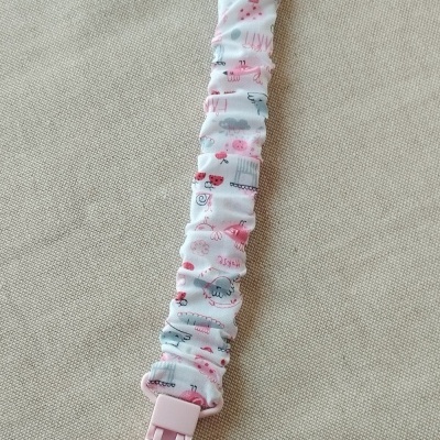 Prendedor para chupeta de tecido colorido com clip rosa claro e letra H preta