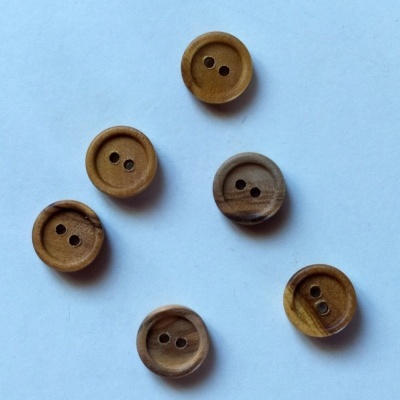Seis botões de madeira redondos com dois furos, em duas tonalidades diferentes, sobre fundo branco com texto 12 mm.