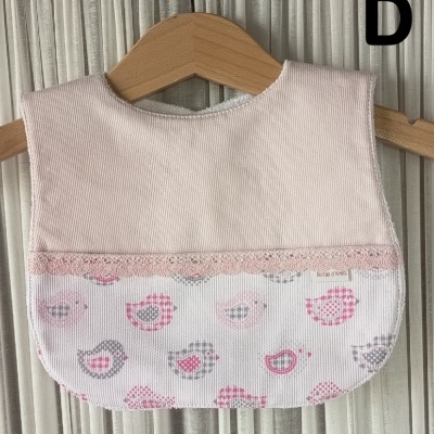 Babete para bebé rosa claro com padrão de passarinhos e renda rosa