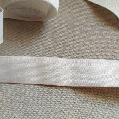 Rolo e tira de fita elástica branca com etiqueta de 40 mm