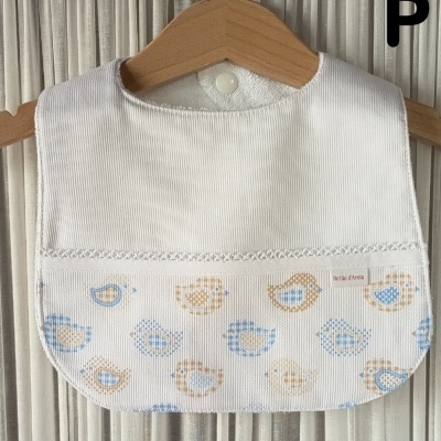 Babete branco com padrão de pássaros azuis e castanhos